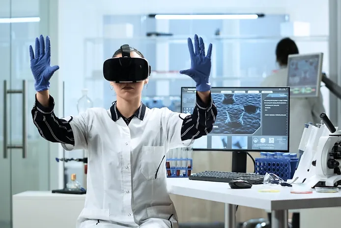 Immersive Virtual Reality in Burn Management: Pain Treatment and Rehabilitation 2 Investigadora en laboratorio utilizando gafas de realidad virtual y guantes, interactuando con datos científicos en un entorno inmersivo.