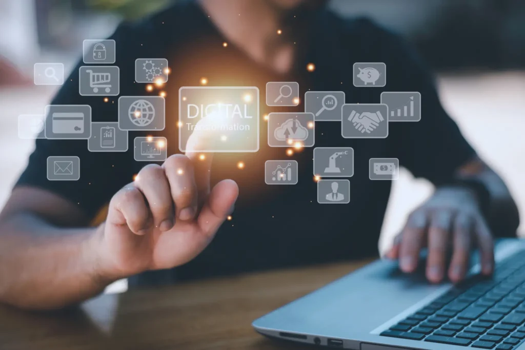 Virtual Reality and Digital Therapy in the Healthcare Industry 1 Persona interactuando con una interfaz digital flotante que representa la transformación digital en la industria