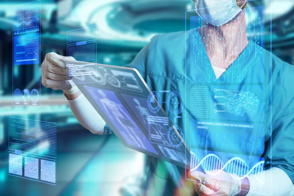 Virtual Reality and Digital Therapy in the Healthcare Industry 2 Profesional médico utilizando hologramas y datos digitales para evaluar información clínica en un entorno de alta tecnología